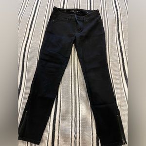 WHBM Black Jegging Crop Jean, Size 2